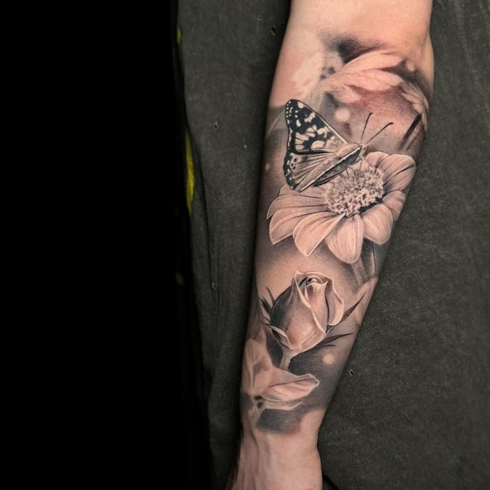 This incredible piece can only be from Jared Glassburn @jaredglassburntattoos from Nightshade Gallery @nightshadegallery in Beaverton, Oregon. How beautiful is