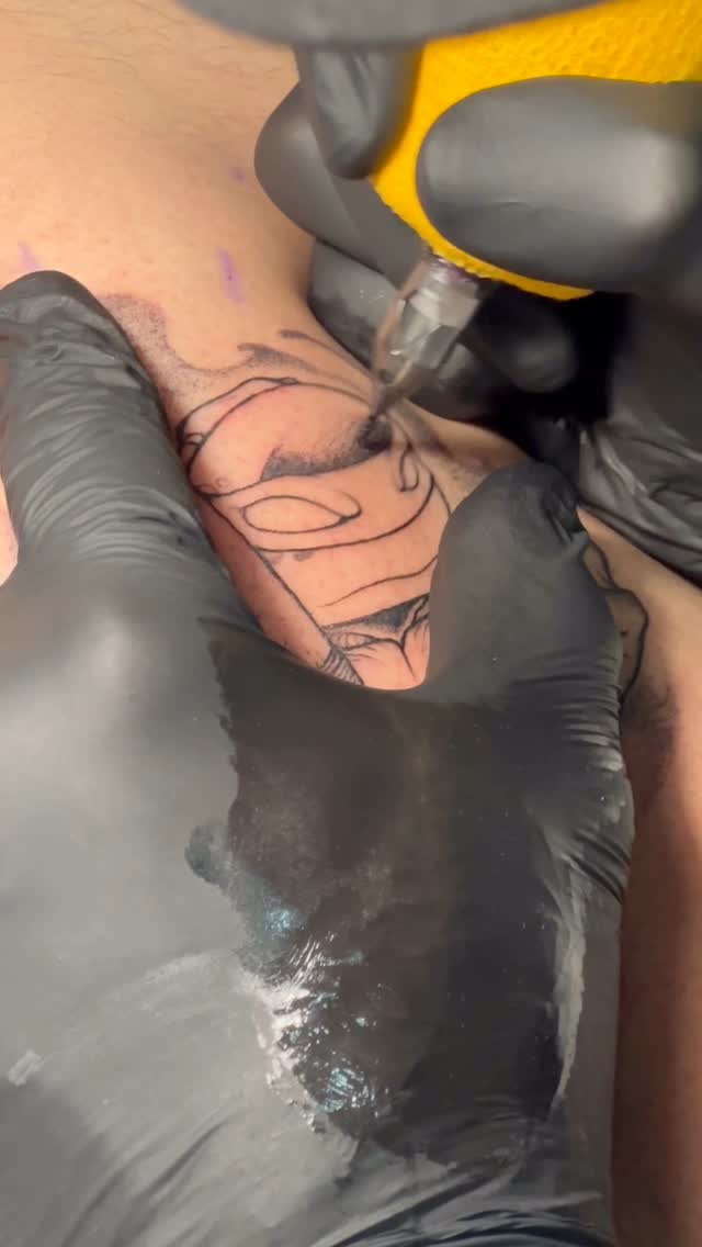 Peeking over @erictalbot_tattoo ‘s shoulder to get a good look at this awesome new piece!
Using the @tattooreleaseformsapp to get clients checked in & waivers