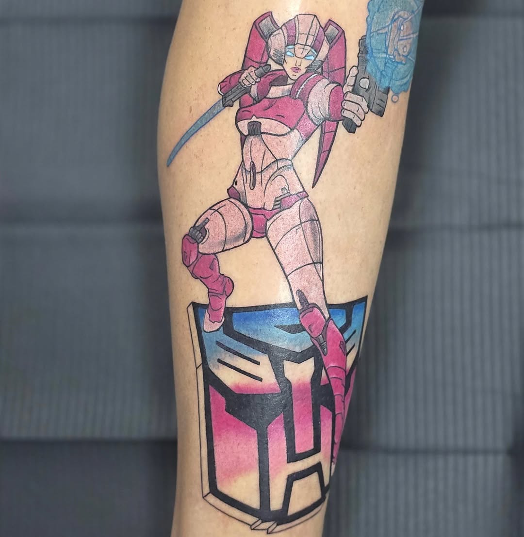 Loving this Transformers throwback tat from Megan Thixton of The Copper Phoenix @copper_phoenix_indy!!
What nostalgic tattoo would you wear?
#tattoo #tattoo